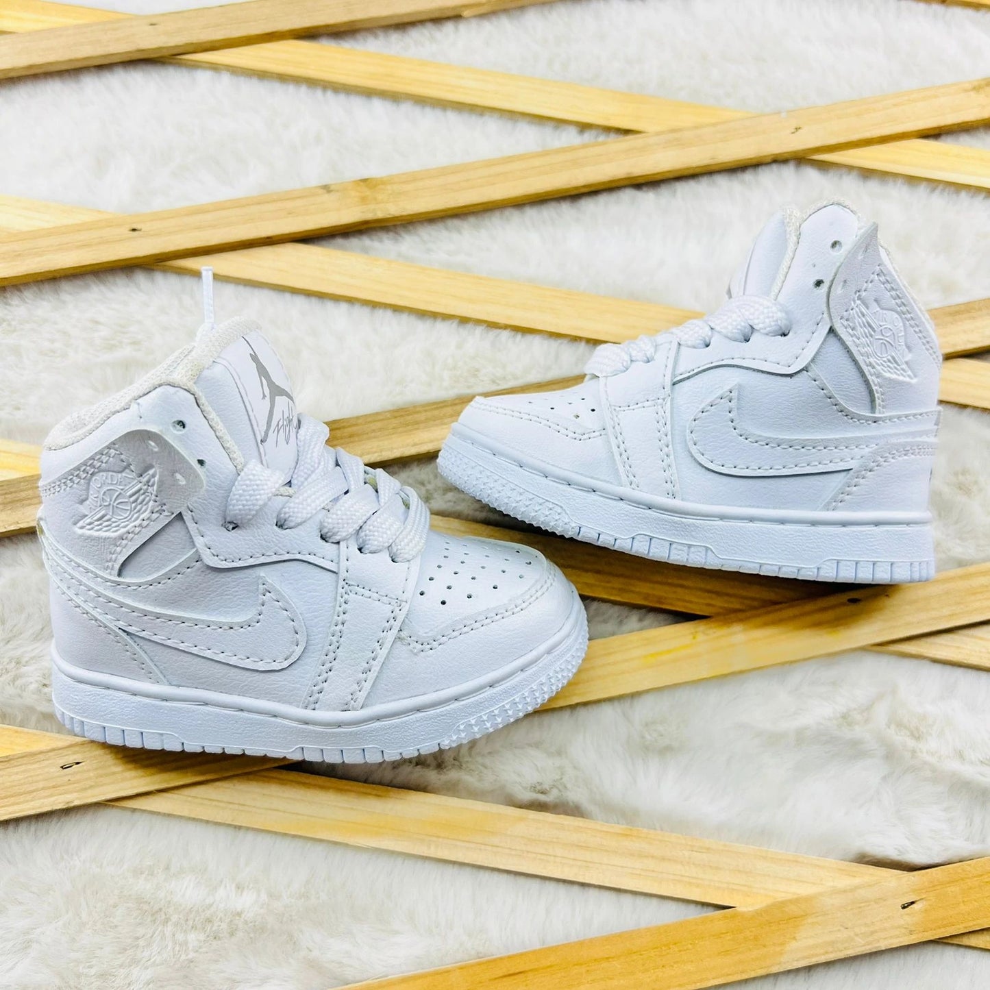 Jordan Mid Triple White Bebé