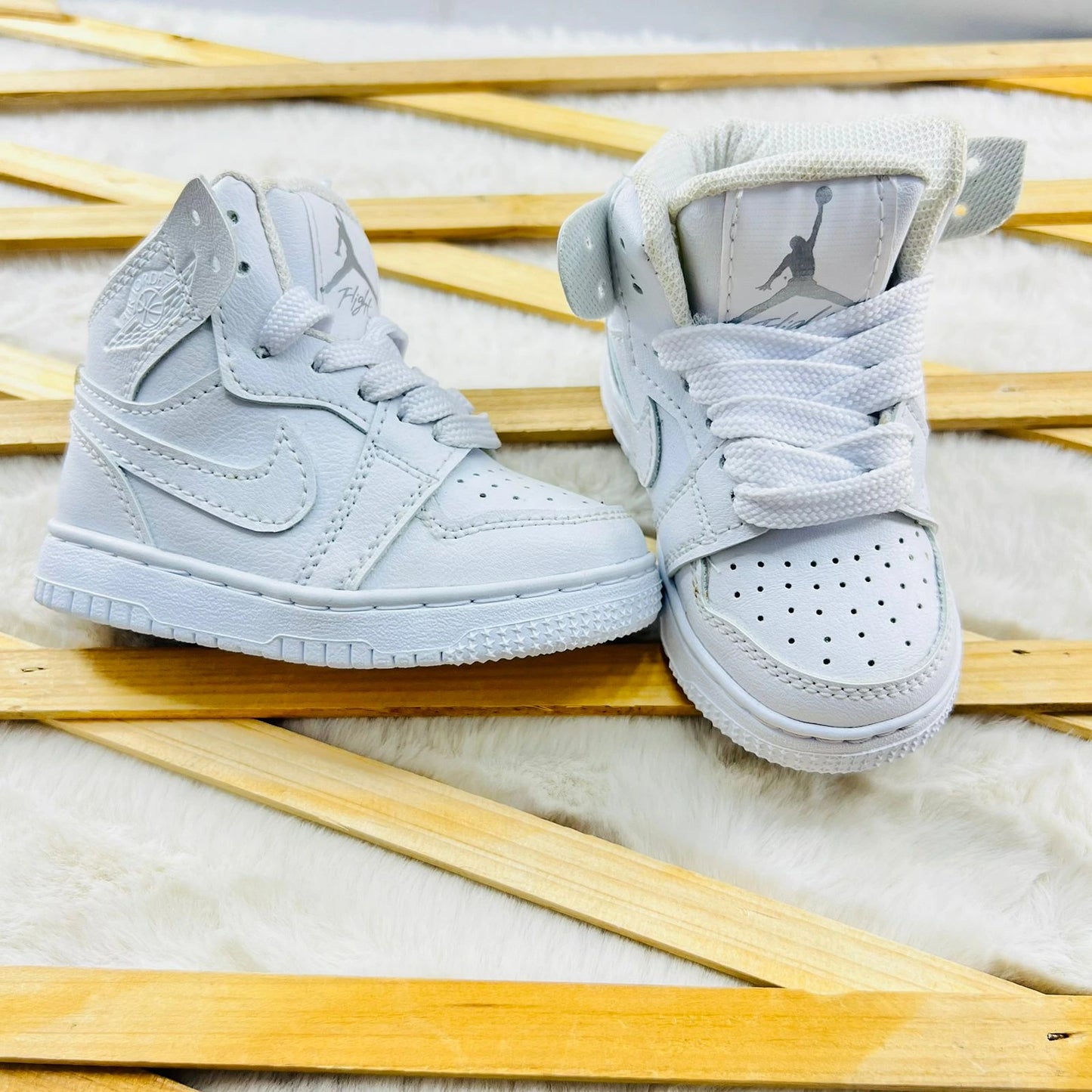 Jordan Mid Triple White Bebé